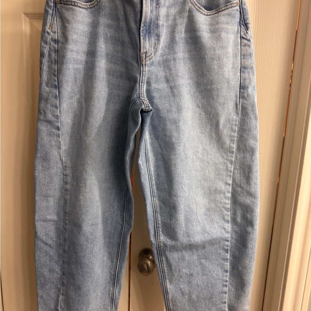 American Eagle Outfitters Light Wash Barrel Jeans